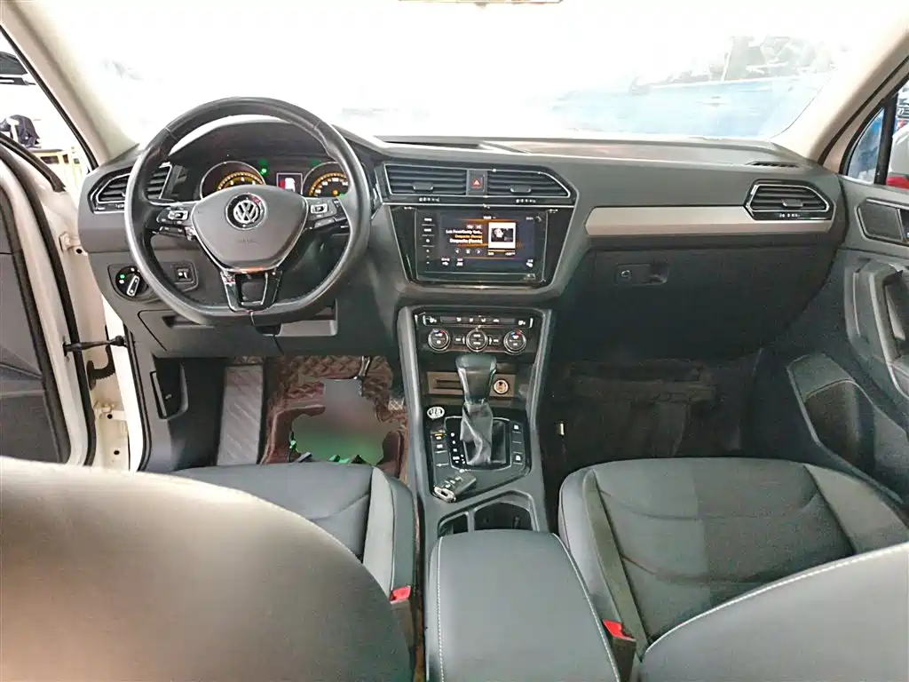 Volkswagen Tiguan L — фото 6