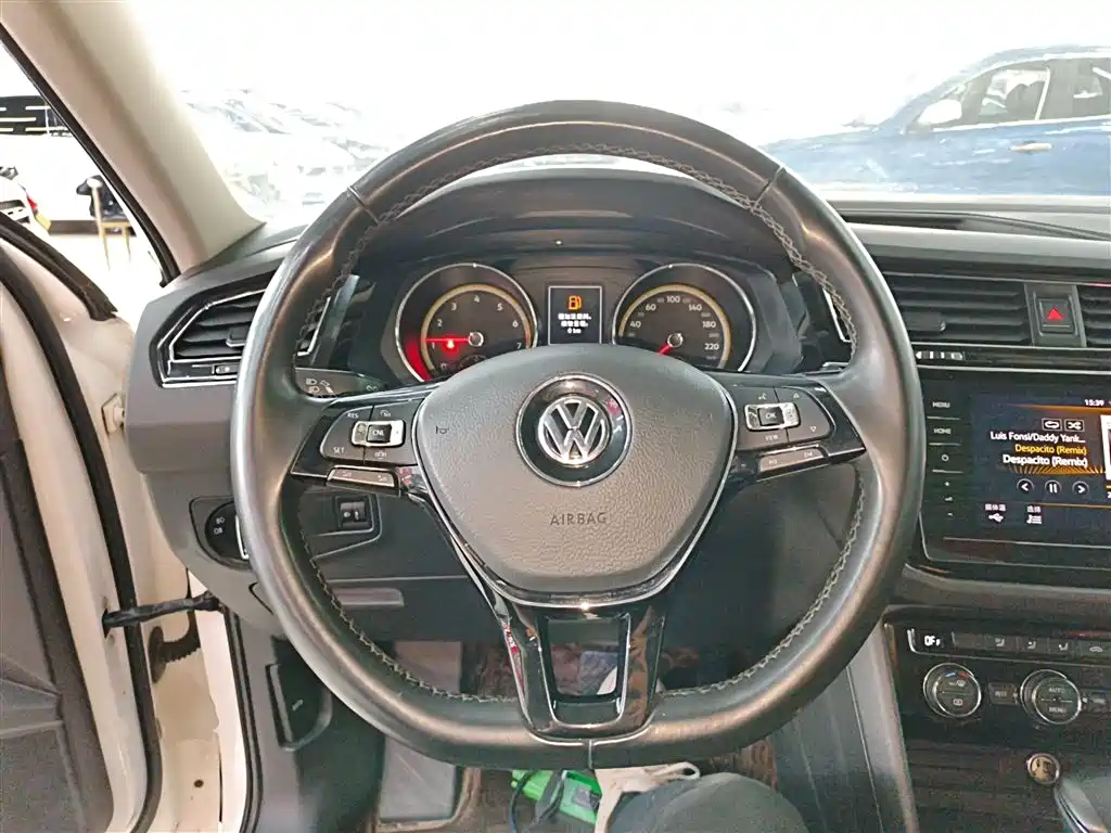 Volkswagen Tiguan L — фото 7
