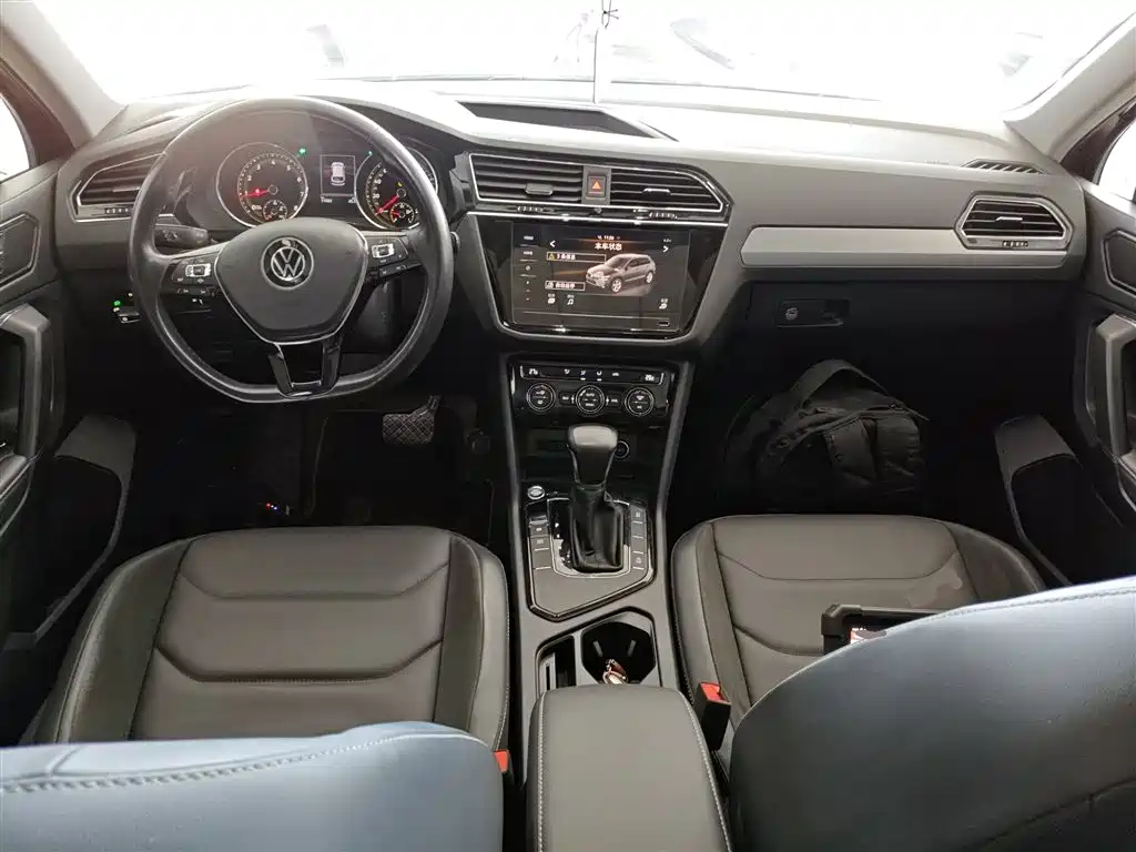 Volkswagen Tiguan L — фото 10