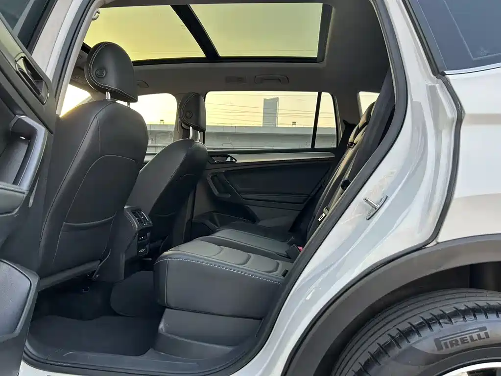Volkswagen Tiguan L — фото 6
