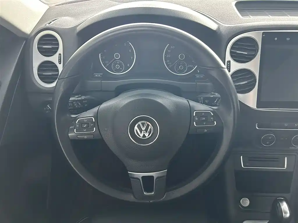 Volkswagen Tiguan — фото 9