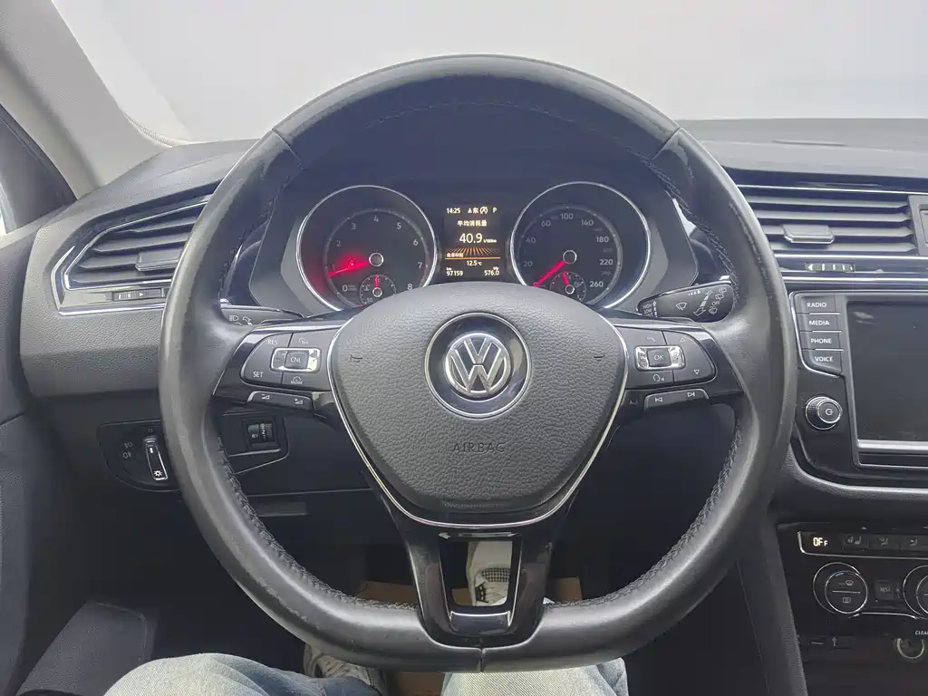 Volkswagen Tiguan L — фото 4