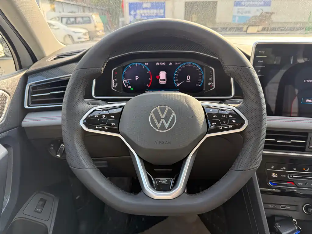 Volkswagen Tiguan L — фото 7