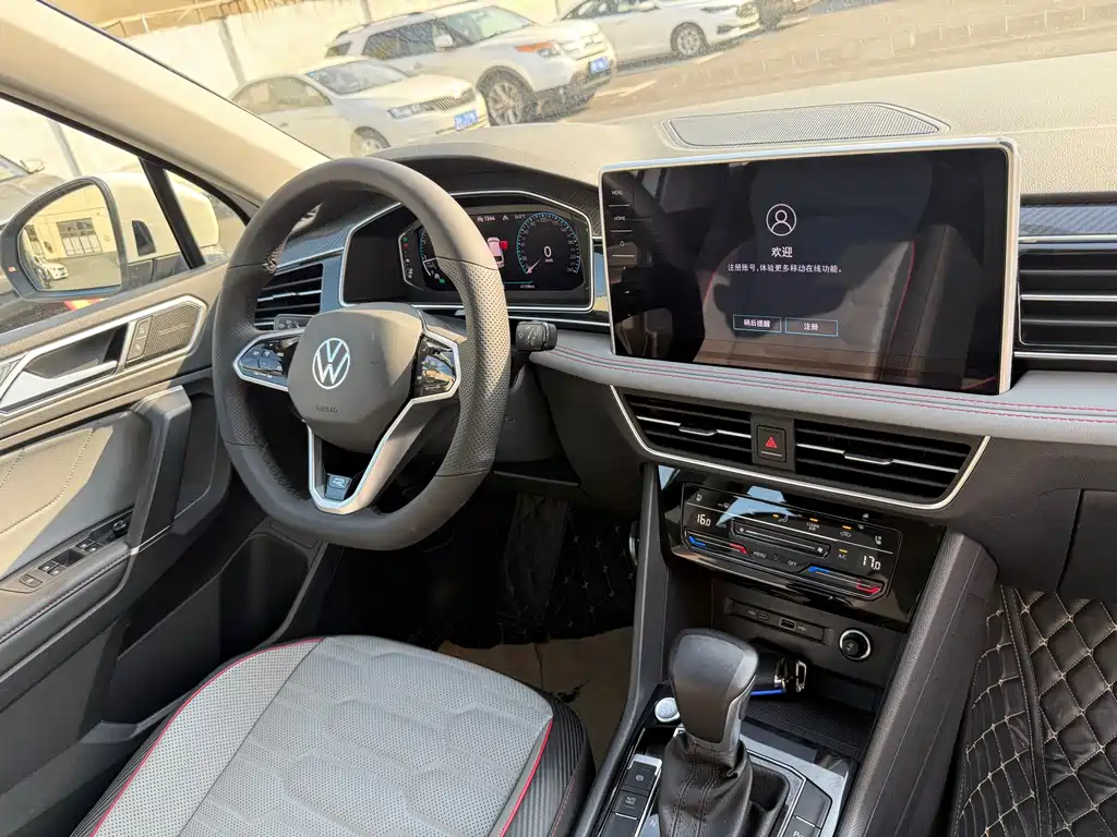 Volkswagen Tiguan L — фото 10