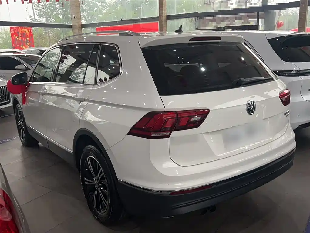 Volkswagen Tiguan L — фото 6
