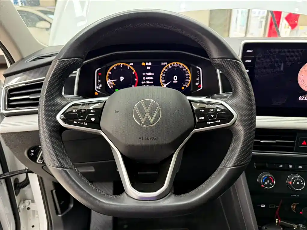 Volkswagen Tiguan L — фото 11