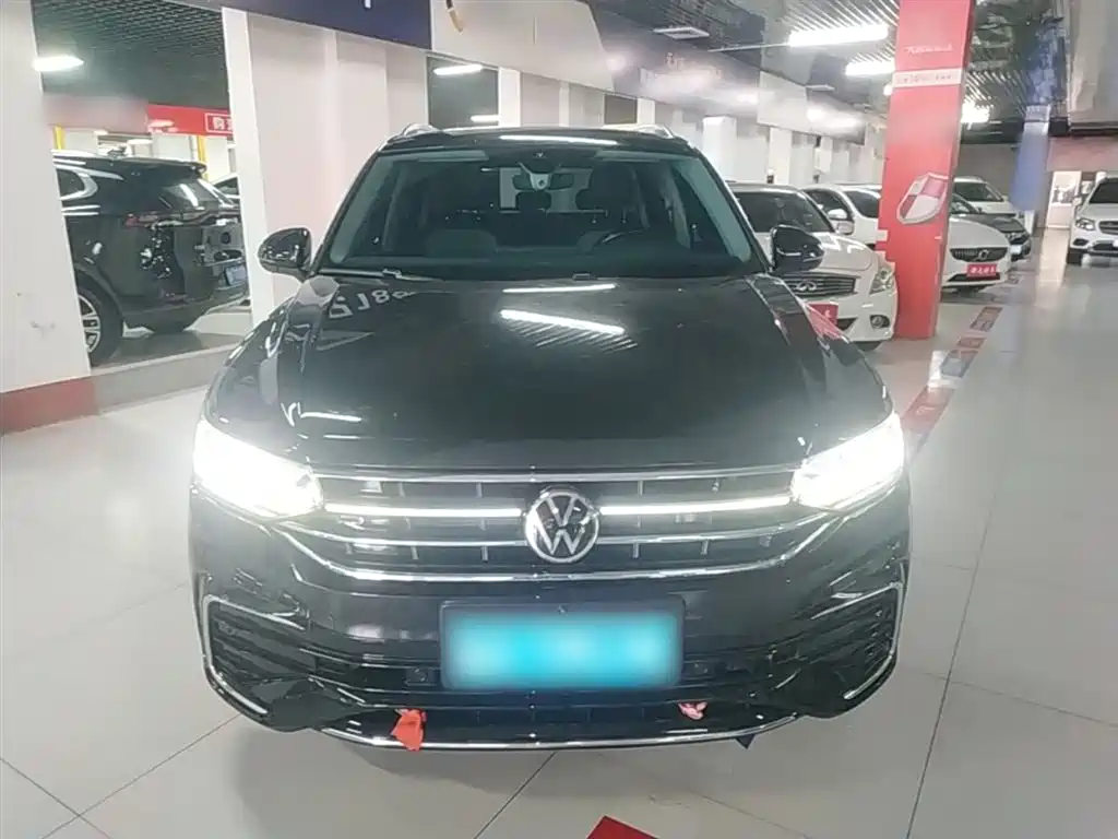Volkswagen Tiguan L — фото 3