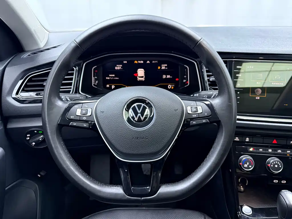 Volkswagen T-Roc — фото 8