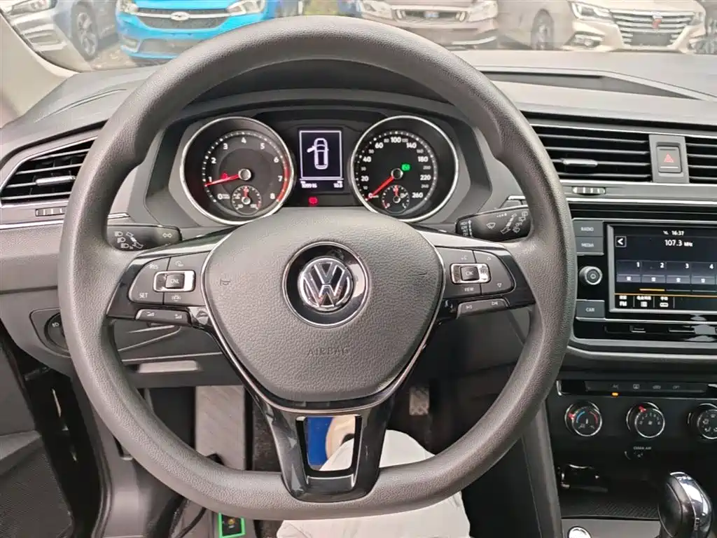Volkswagen Tiguan L — фото 11