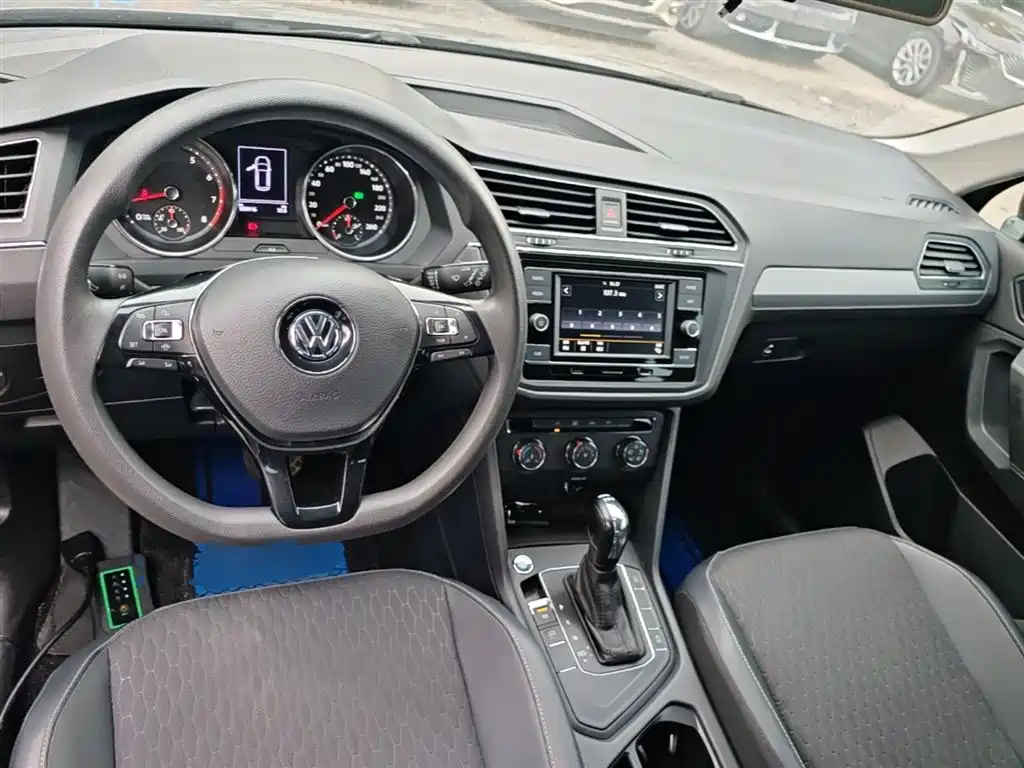 Volkswagen Tiguan L — фото 10