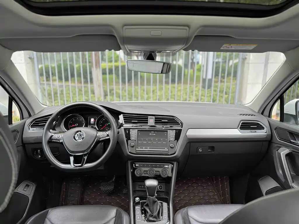 Volkswagen Tiguan L — фото 8