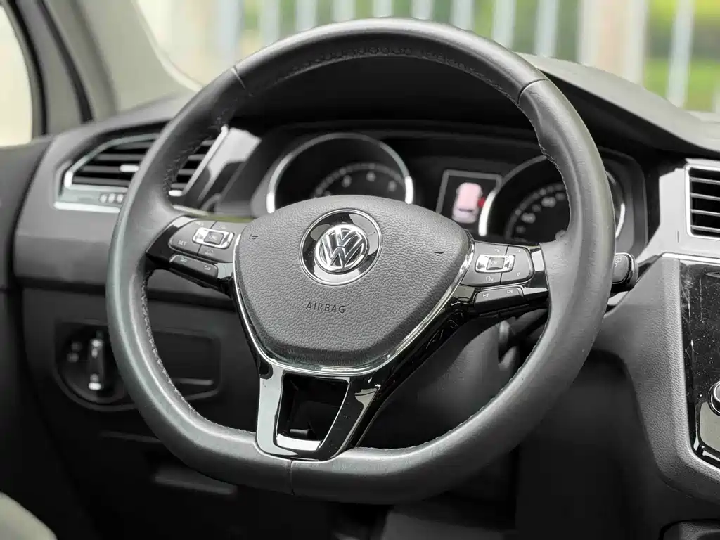 Volkswagen Tiguan L — фото 9
