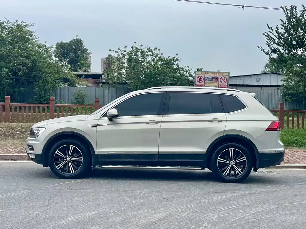 Volkswagen Tiguan L — фото 10