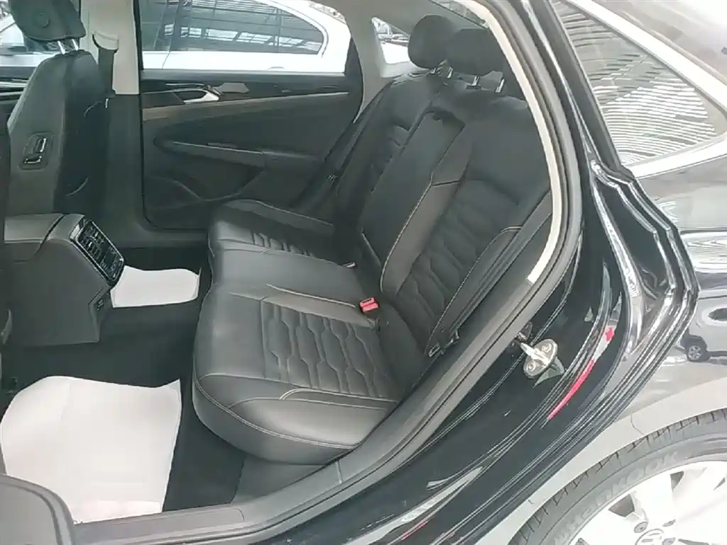Volkswagen Passat — фото 17