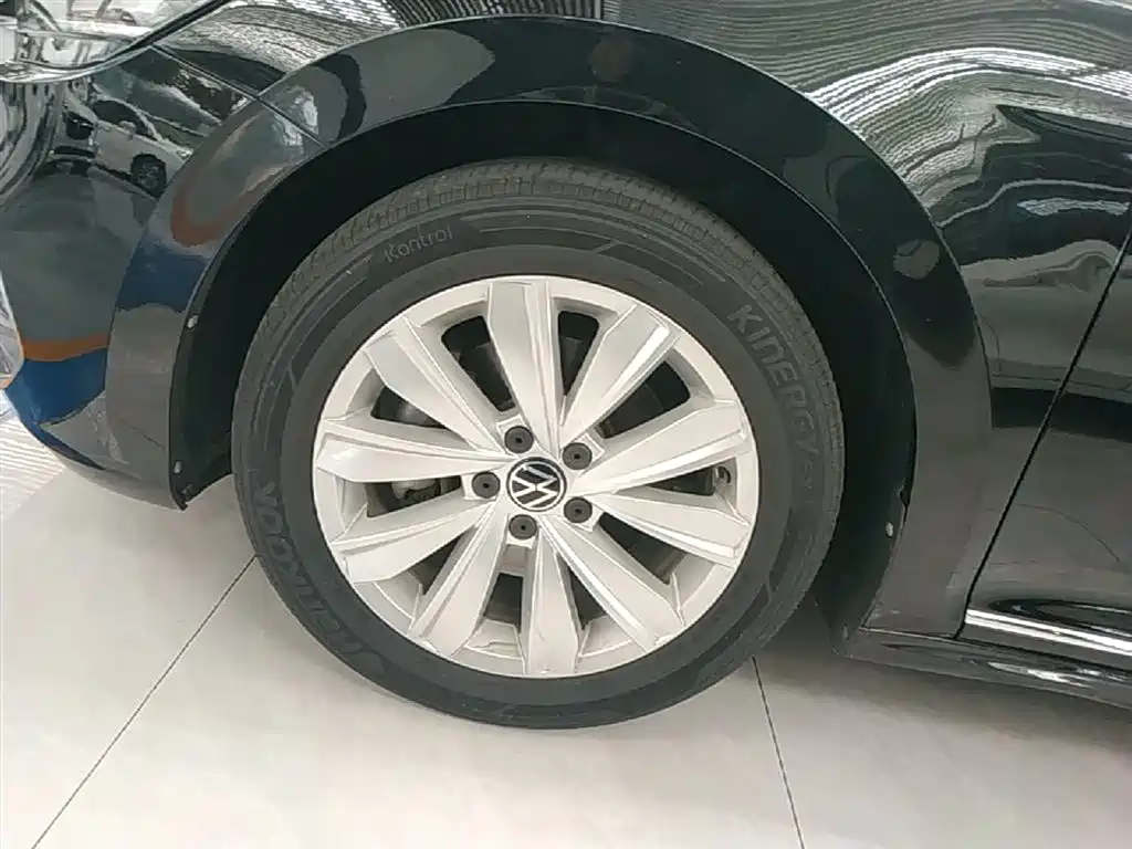 Volkswagen Passat — фото 23