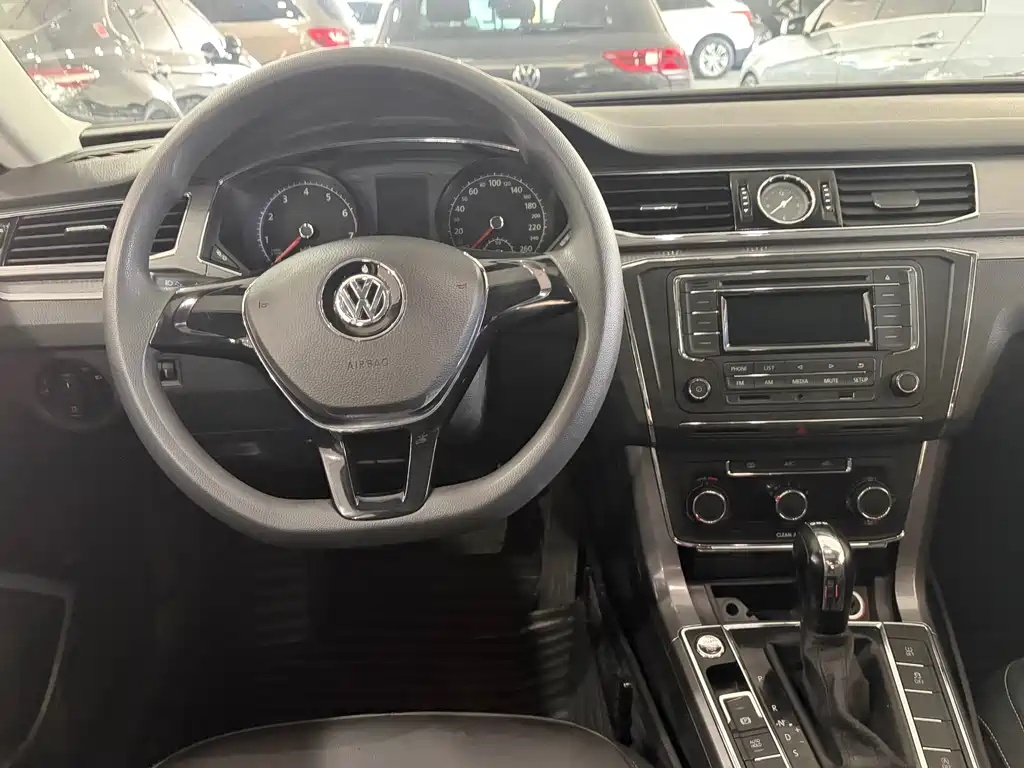 Volkswagen Passat — фото 12