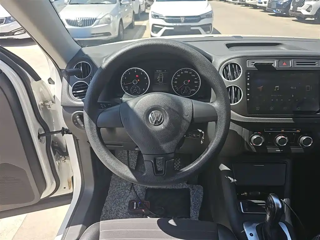 Volkswagen Tiguan — фото 11