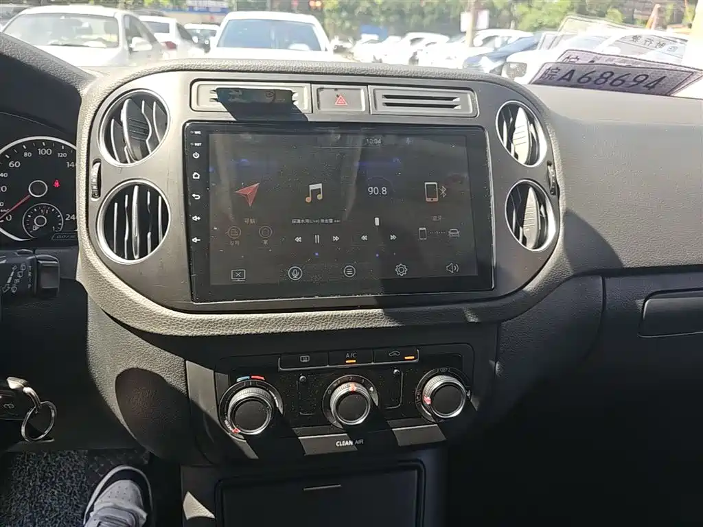 Volkswagen Tiguan — фото 13