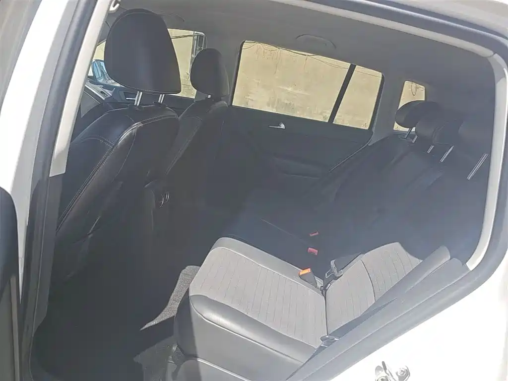 Volkswagen Tiguan — фото 17