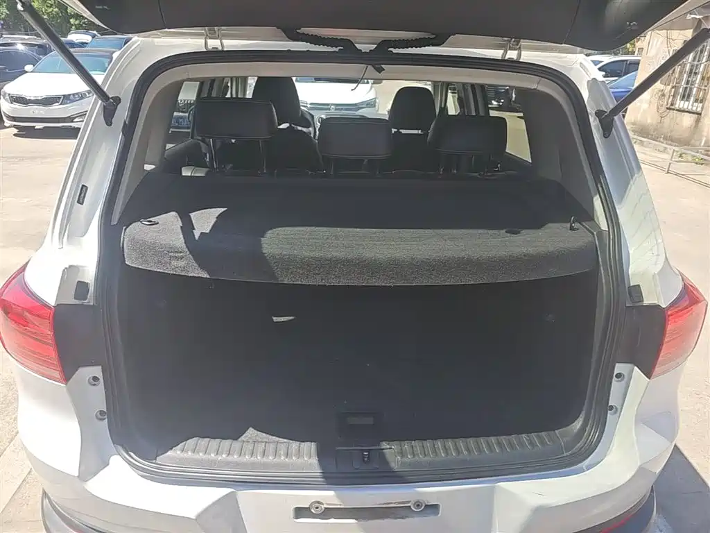 Volkswagen Tiguan — фото 19