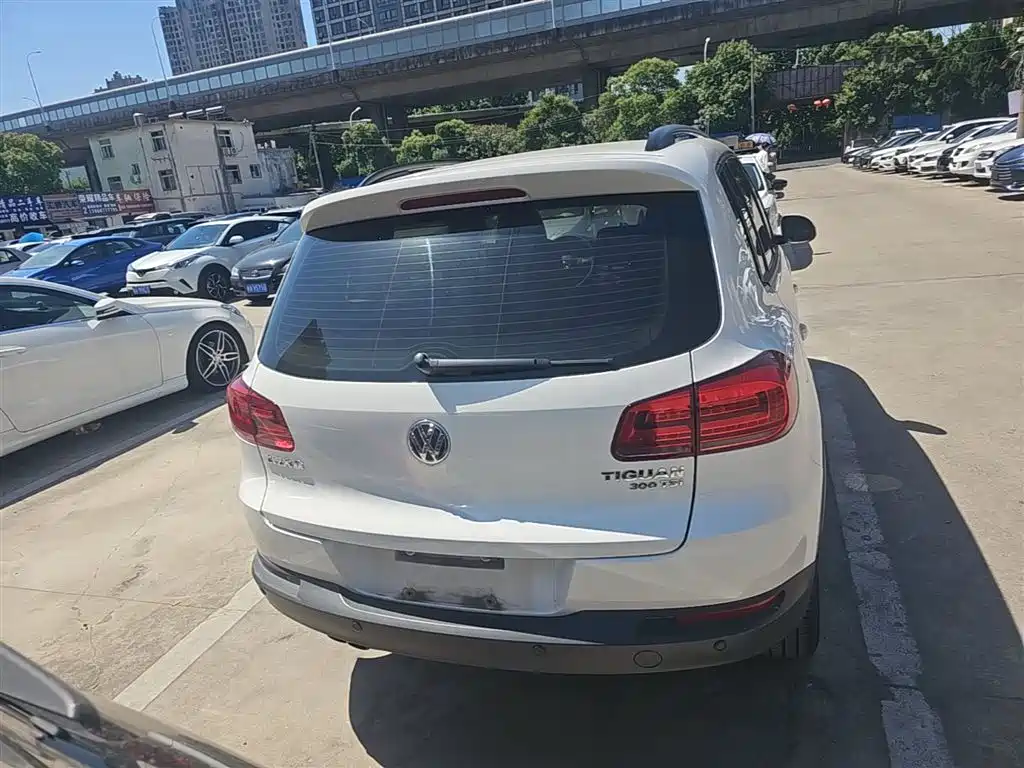 Volkswagen Tiguan — фото 6