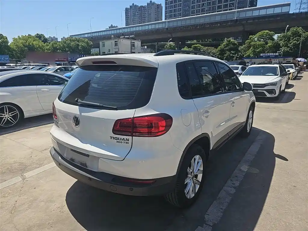 Volkswagen Tiguan — фото 7
