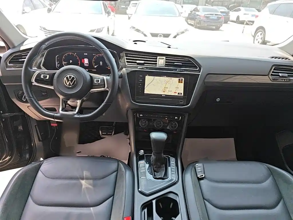 Volkswagen Tiguan L — фото 10