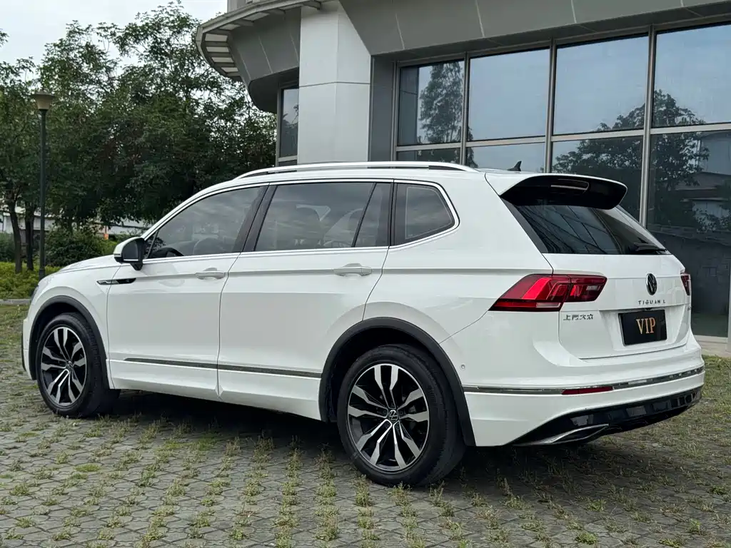 Volkswagen Tiguan L — фото 6