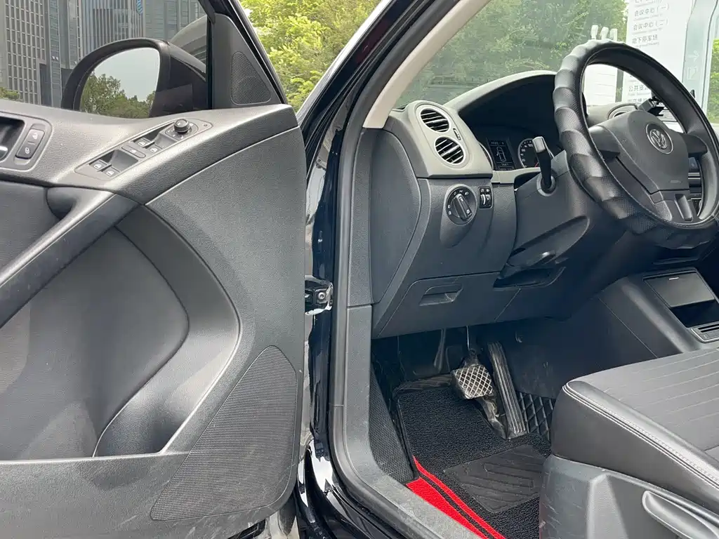 Volkswagen Tiguan — фото 10