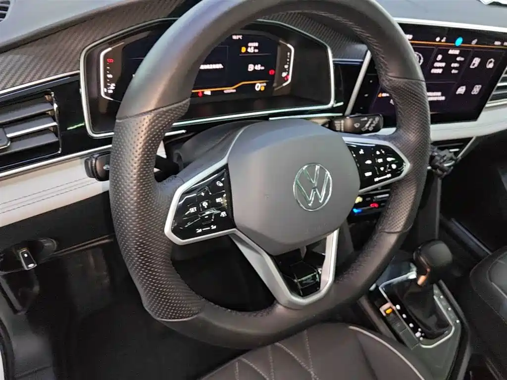 Volkswagen Tiguan L — фото 11
