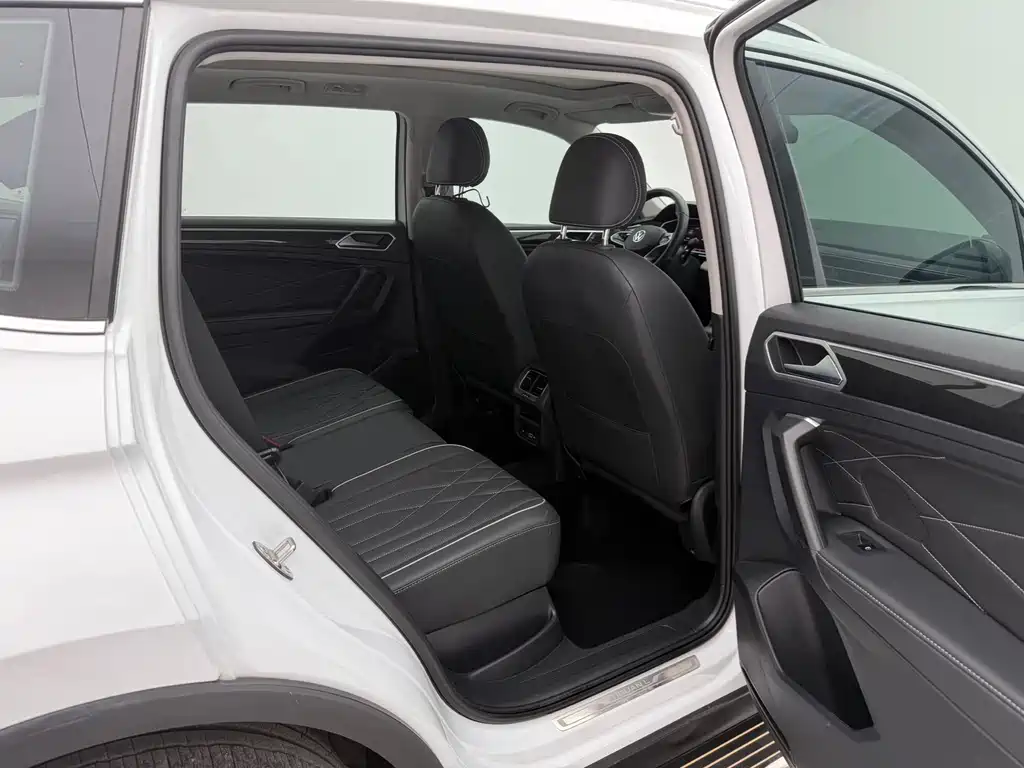 Volkswagen Tiguan L — фото 9