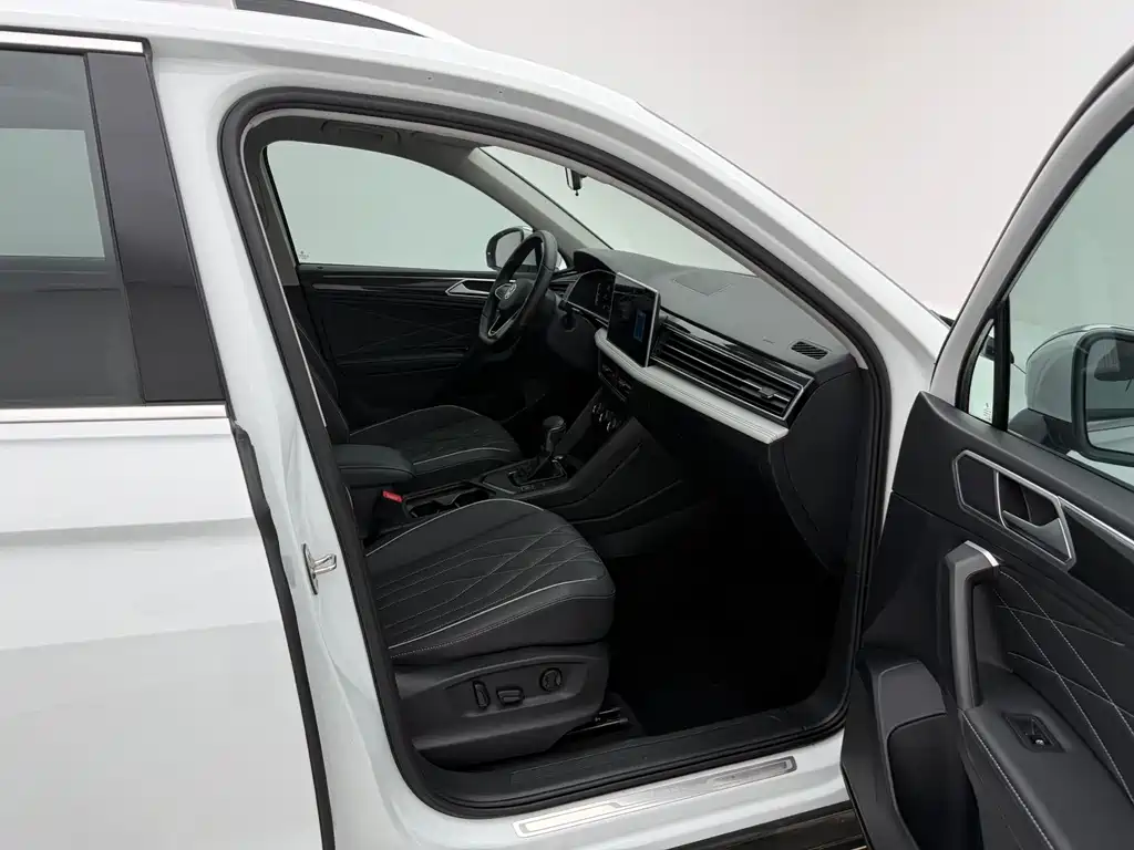 Volkswagen Tiguan L — фото 10