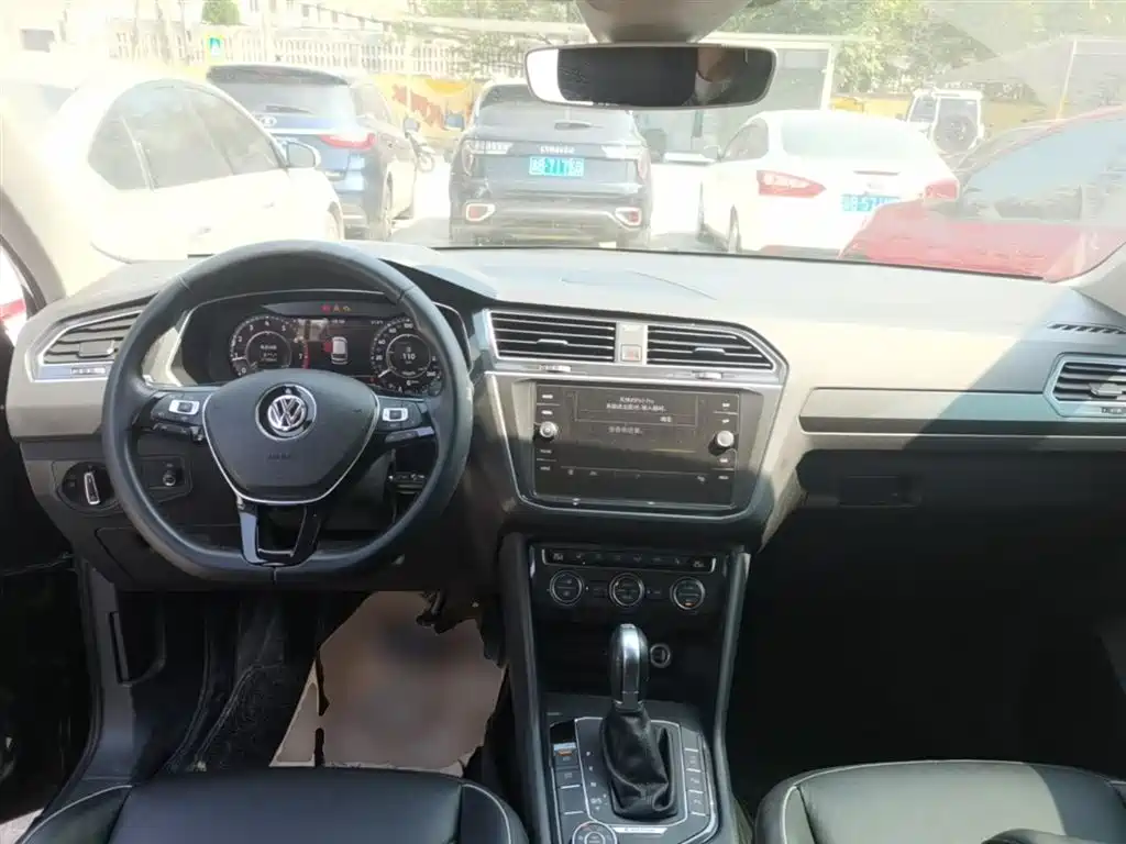 Volkswagen Tiguan — фото 10