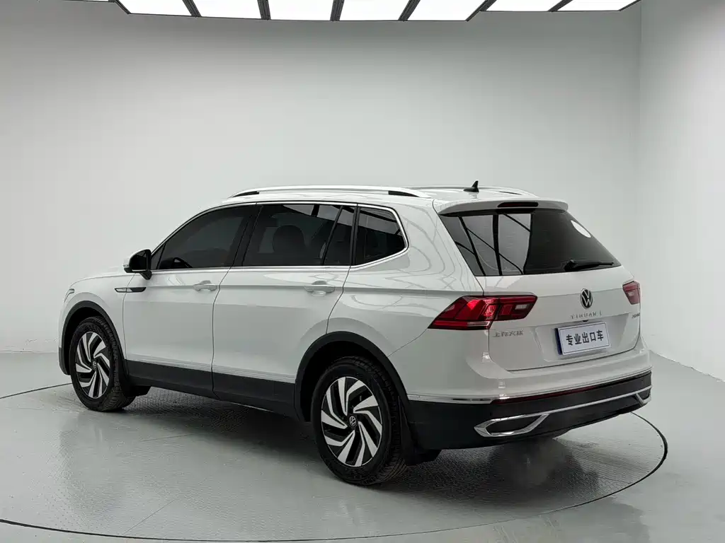 Volkswagen Tiguan L — фото 6