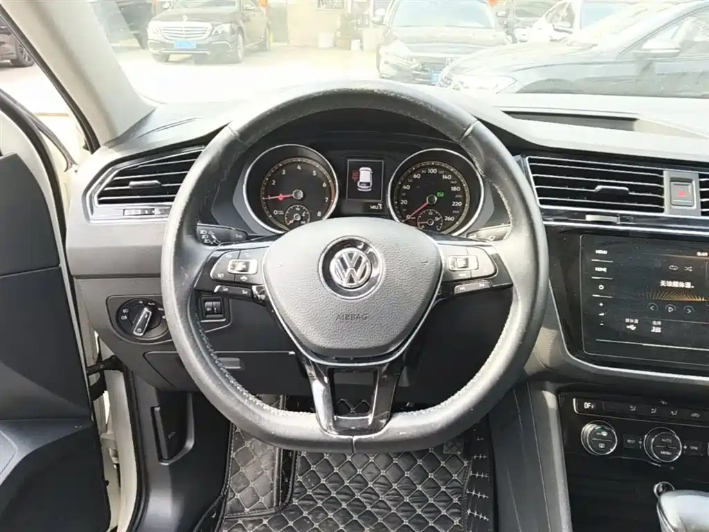 Volkswagen Tiguan L — фото 11