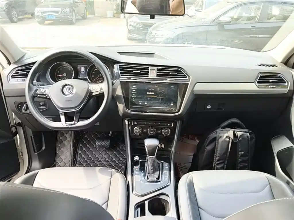 Volkswagen Tiguan L — фото 10