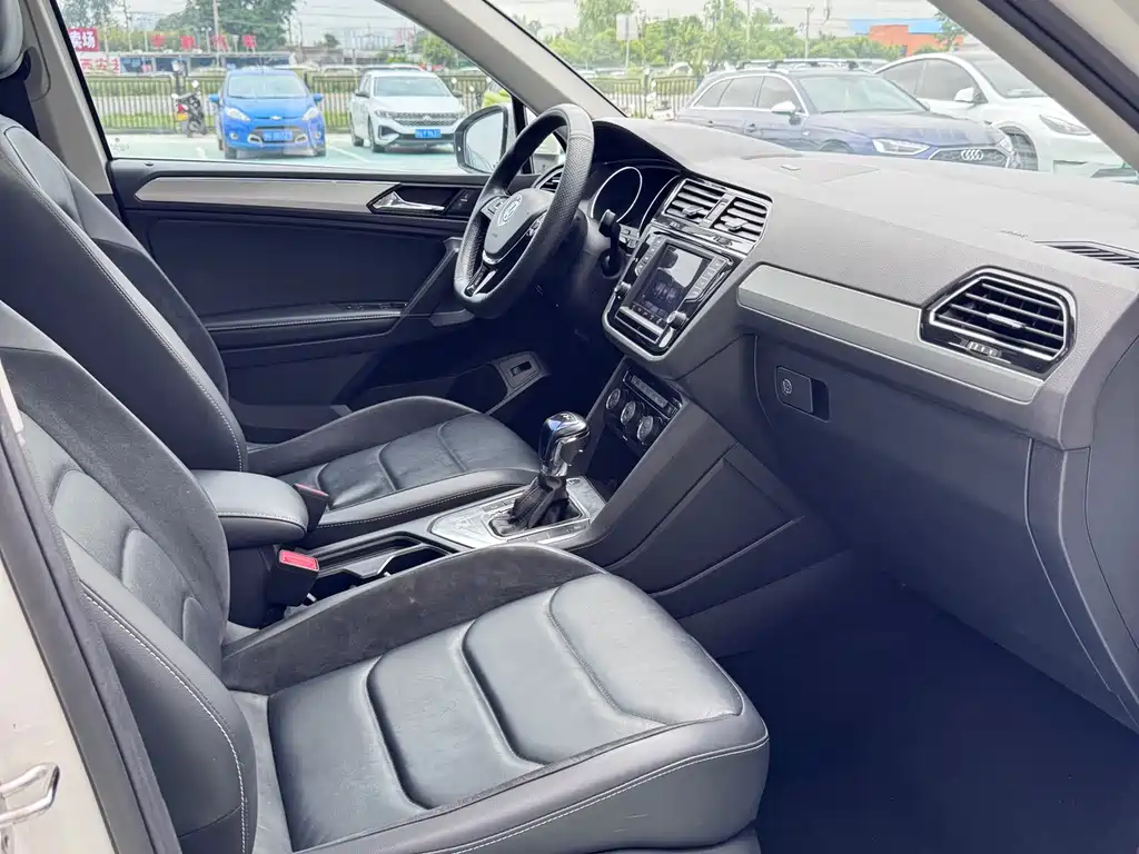Volkswagen Tiguan L — фото 10