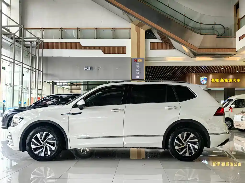 Volkswagen Tiguan L PHEV — фото 4