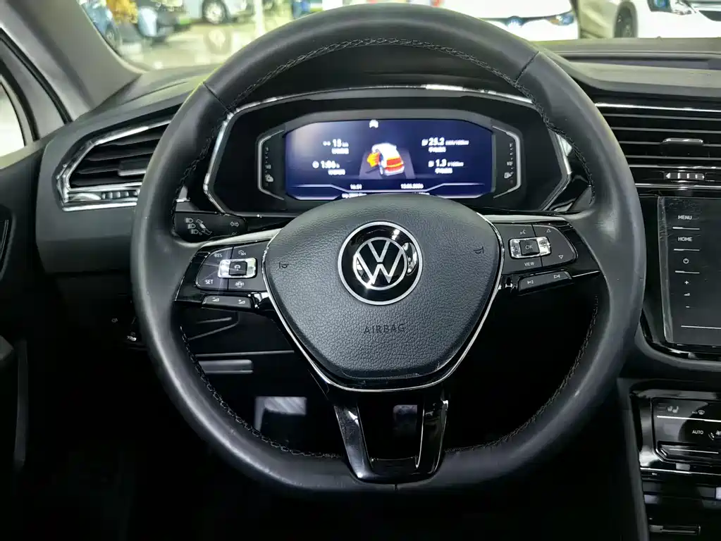 Volkswagen Tiguan L PHEV — фото 9