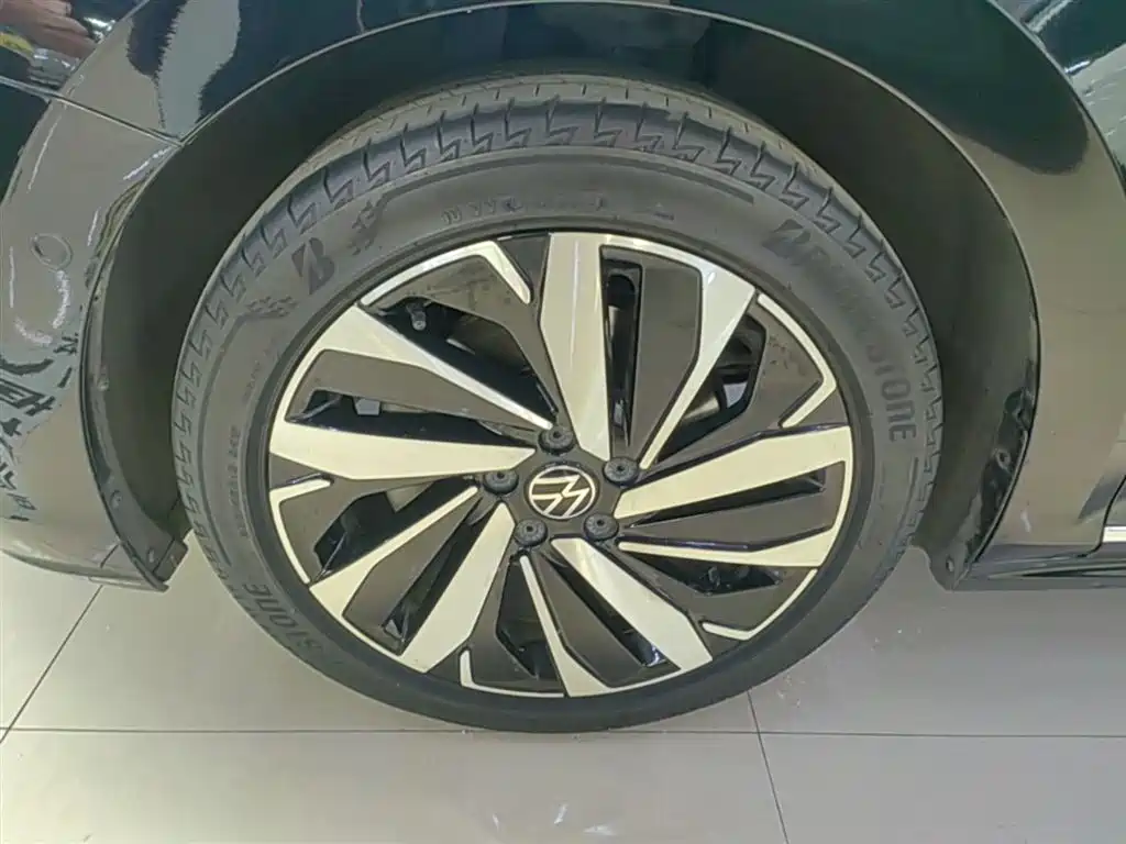 Volkswagen Passat — фото 23
