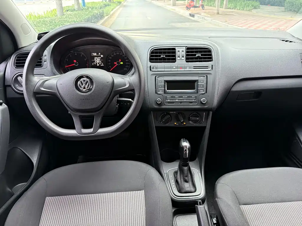 Volkswagen Polo — фото 6