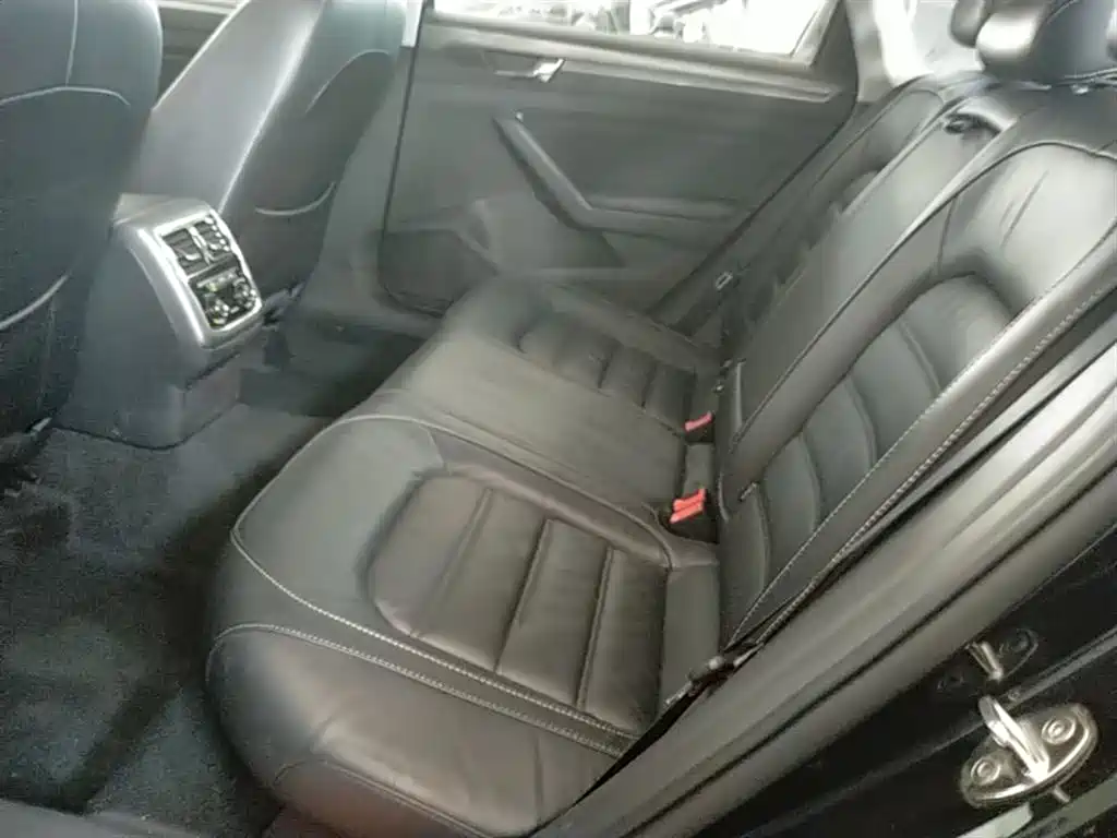 Volkswagen Passat — фото 17