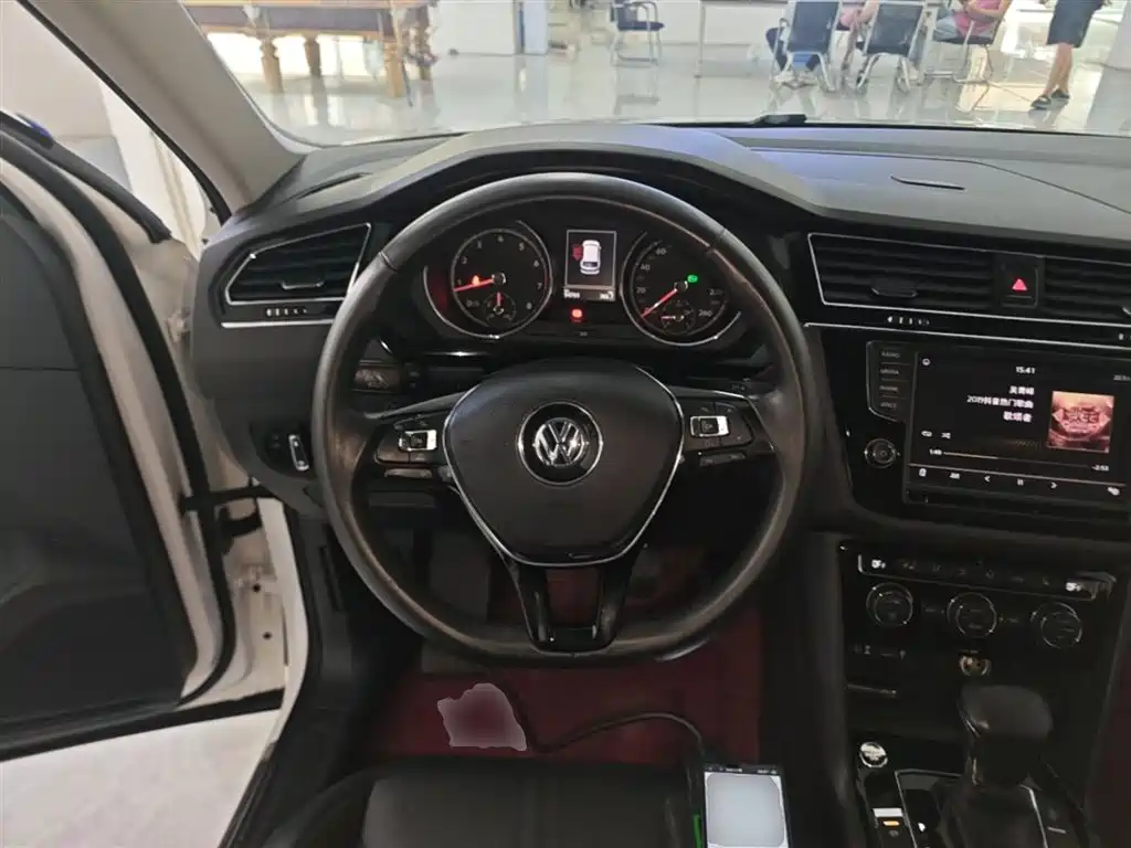 Volkswagen Tiguan L — фото 11