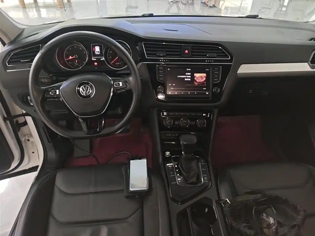 Volkswagen Tiguan L — фото 10