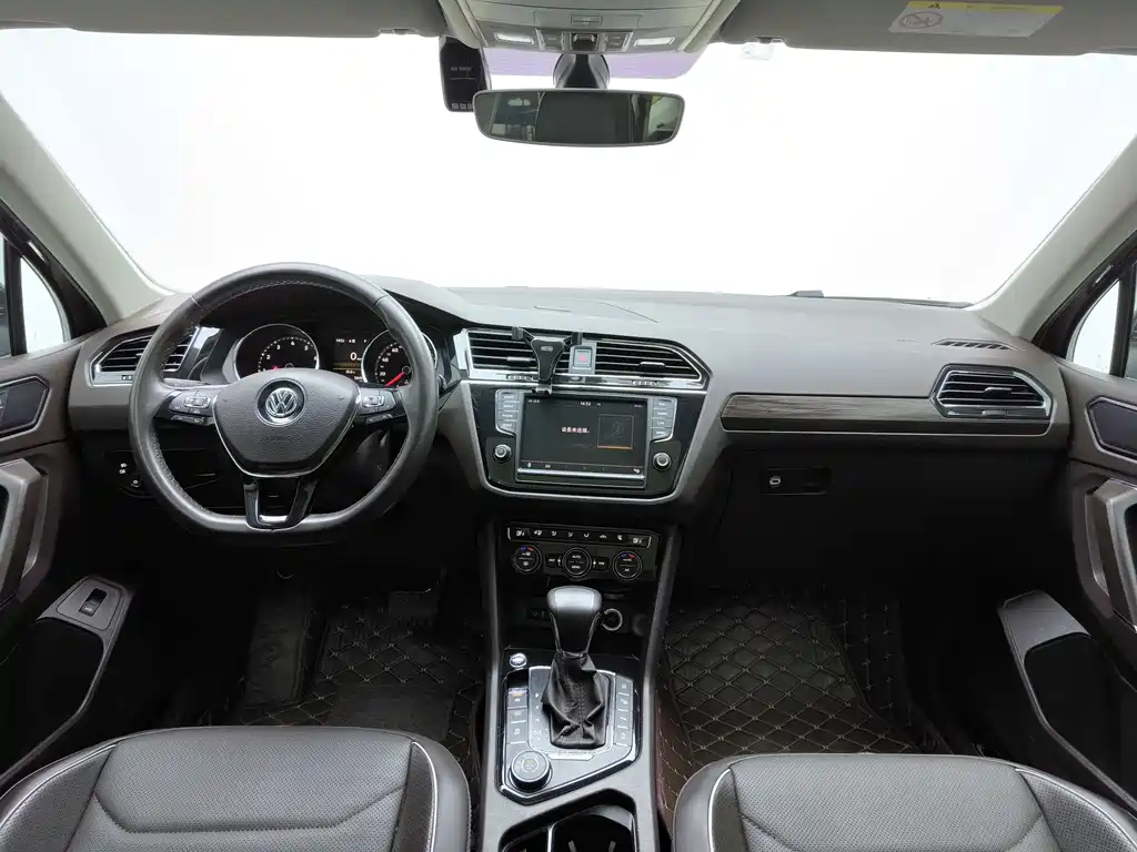 Volkswagen Tiguan L — фото 7
