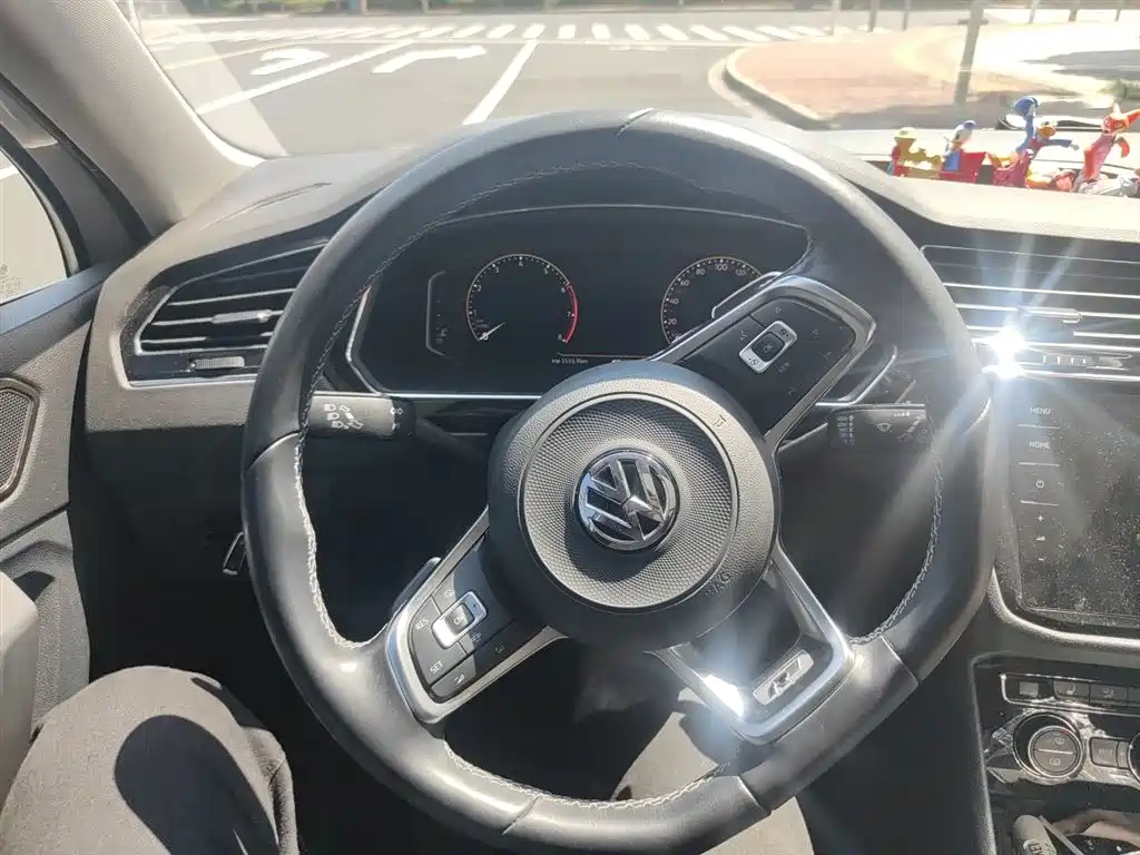 Volkswagen Tiguan L — фото 3