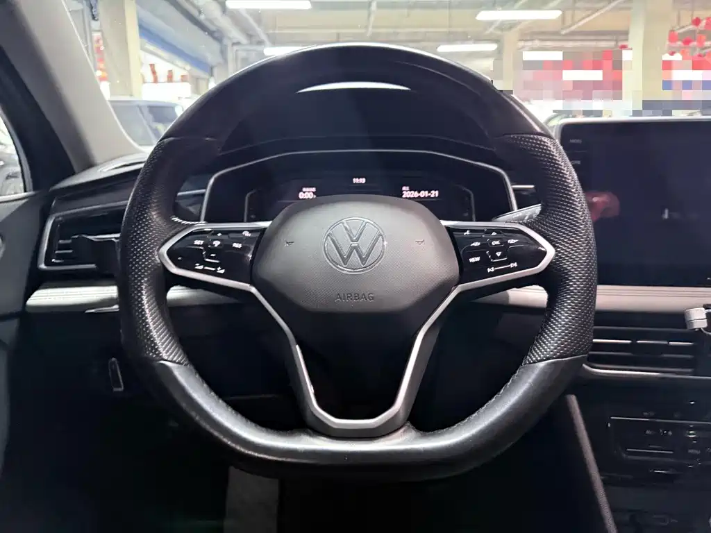Volkswagen Tiguan L — фото 11