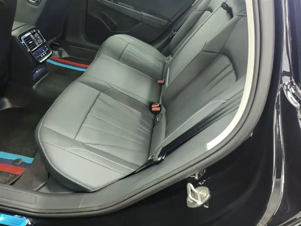 Volkswagen Passat — фото 17