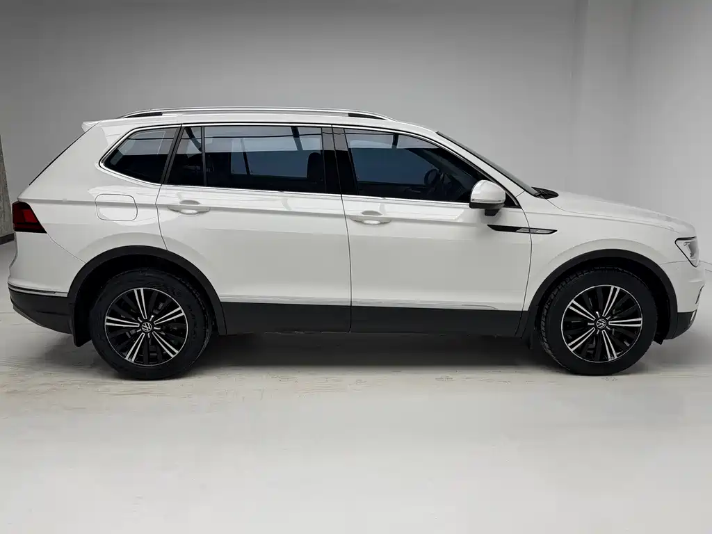 Volkswagen Tiguan L — фото 7