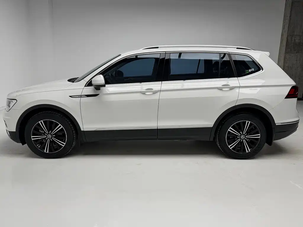 Volkswagen Tiguan L — фото 9